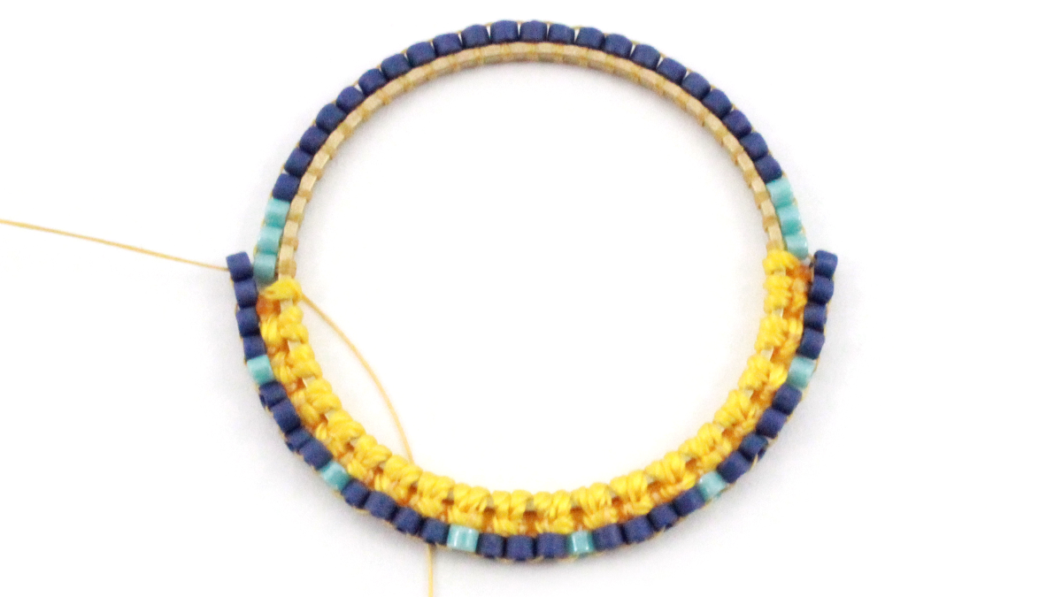 Boucles d'oreilles mix macramé et miyuki : Etape 6