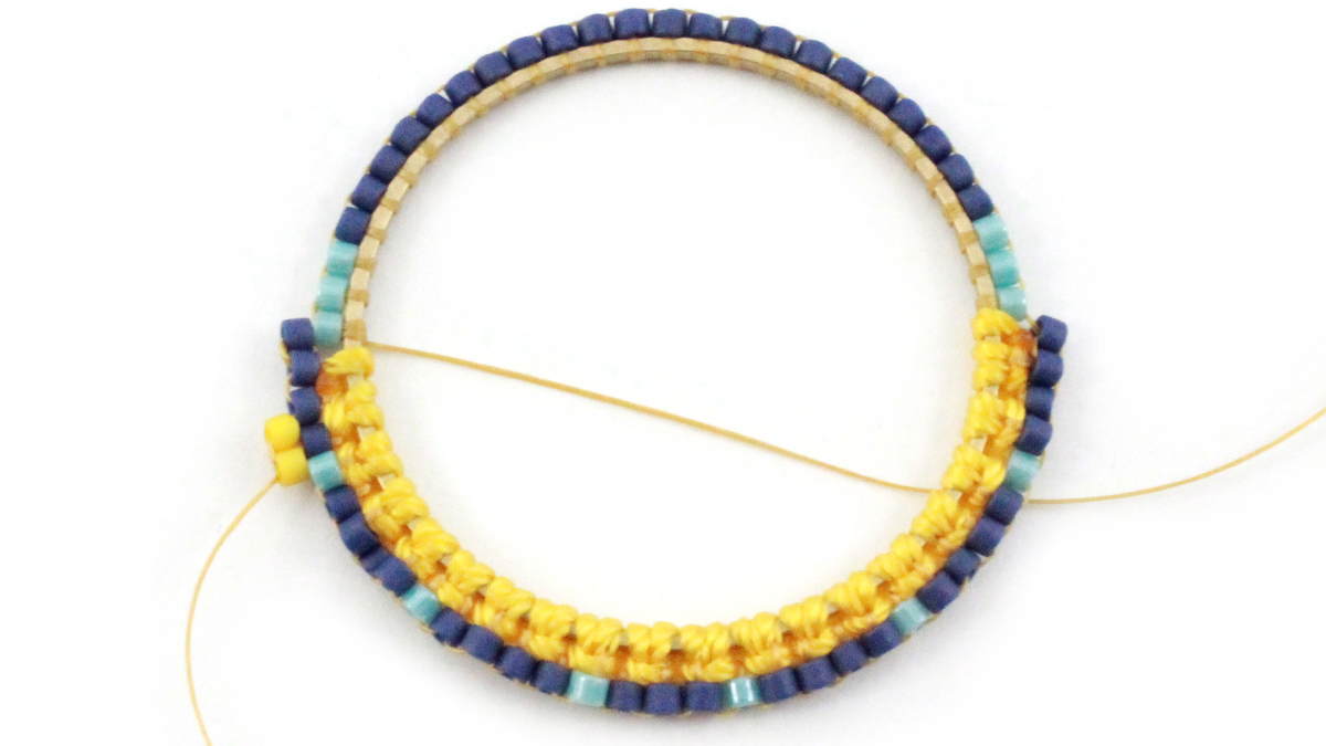 Boucles d'oreilles mix macramé et miyuki : Etape 7