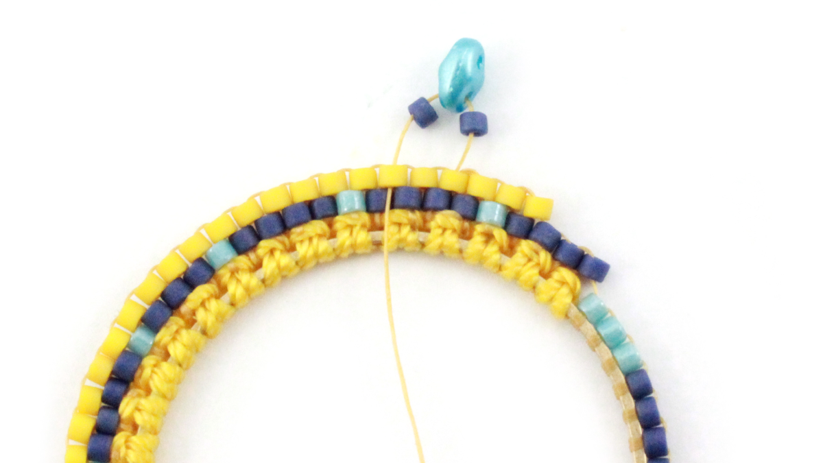 Boucles d'oreilles mix macramé et miyuki : Etape 9