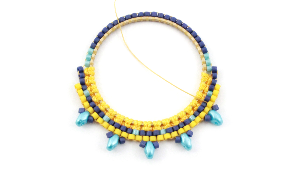 Boucles d'oreilles mix macramé et miyuki : Etape 10