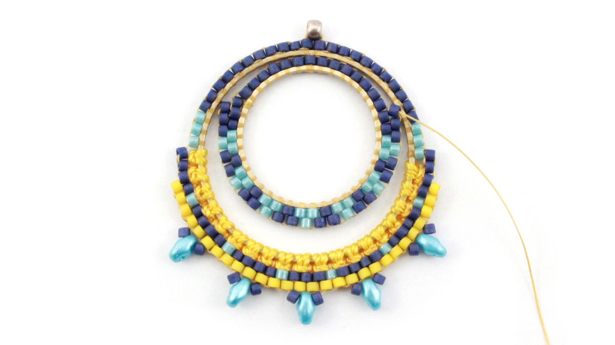 Boucles d'oreilles mix macramé et miyuki : Etape 13