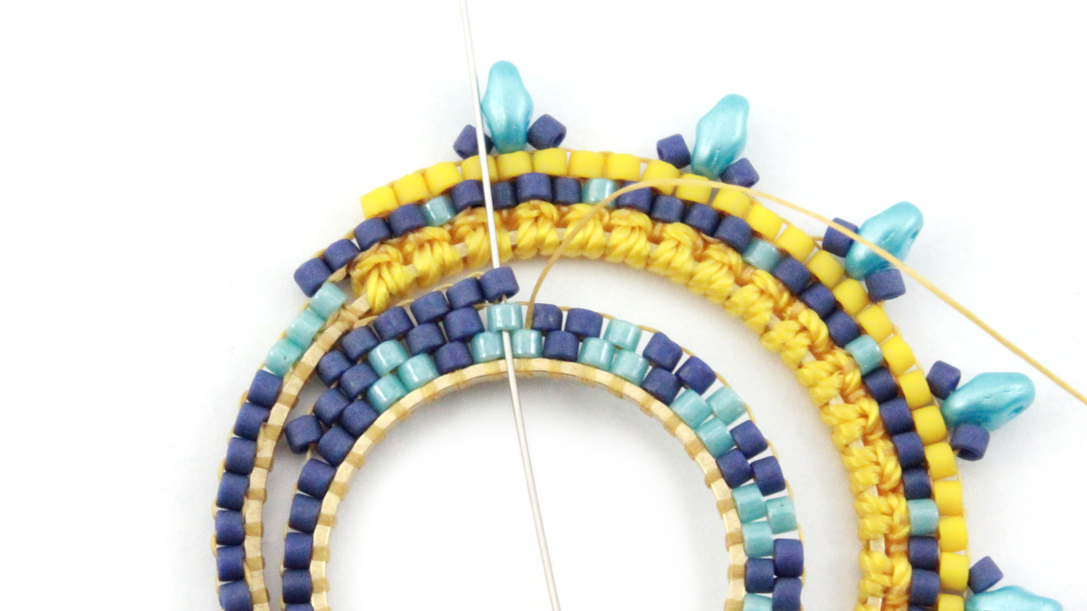 Boucles d'oreilles mix macramé et miyuki : Etape 15