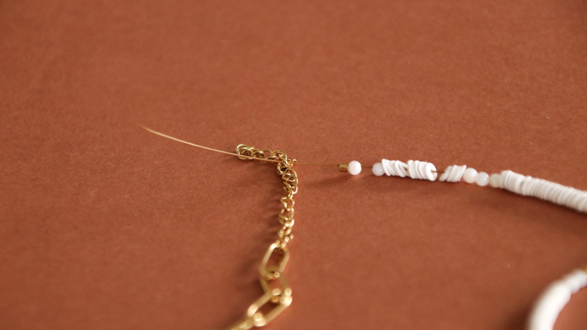 Bracelet de cheville été en acier inoxydable et mini perles Heishi : Etape 4