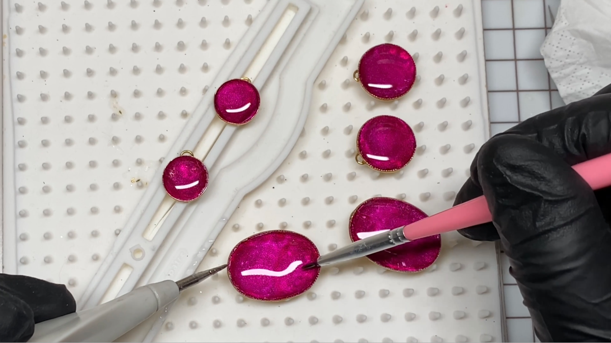 Boucles d'oreilles pendantes en polymère, encre et résine UV : Etape 19 Boucles d'oreilles pendantes en polymère, encre et résine UV : Etape 19