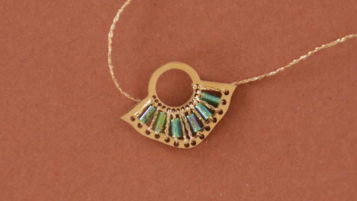 Boucles d'oreilles pendantes Bugles Miyuki en acier inox doré : Etape 3