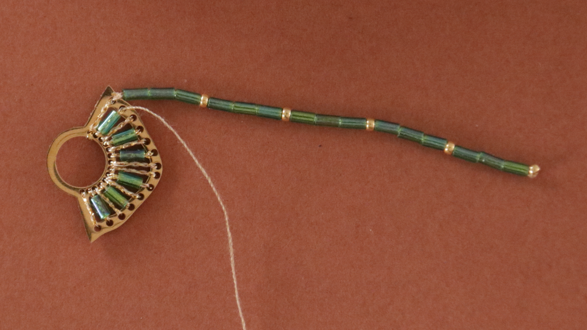 Boucles d'oreilles pendantes Bugles Miyuki en acier inox doré : Etape 5