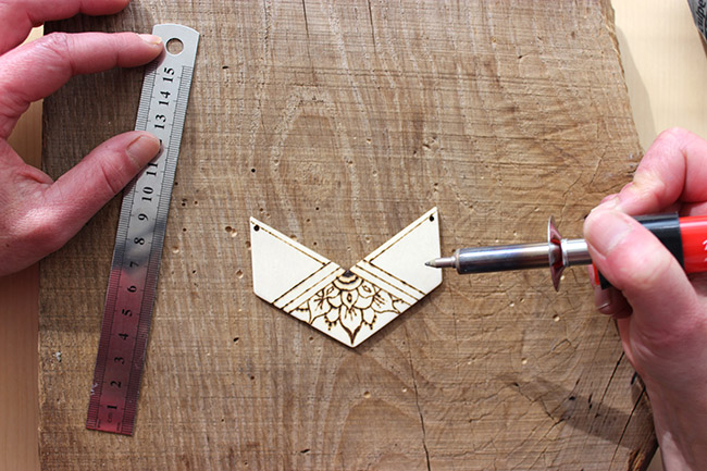 Sautoir avec intercalaire chevron en bois pyrogravé : Etape 2