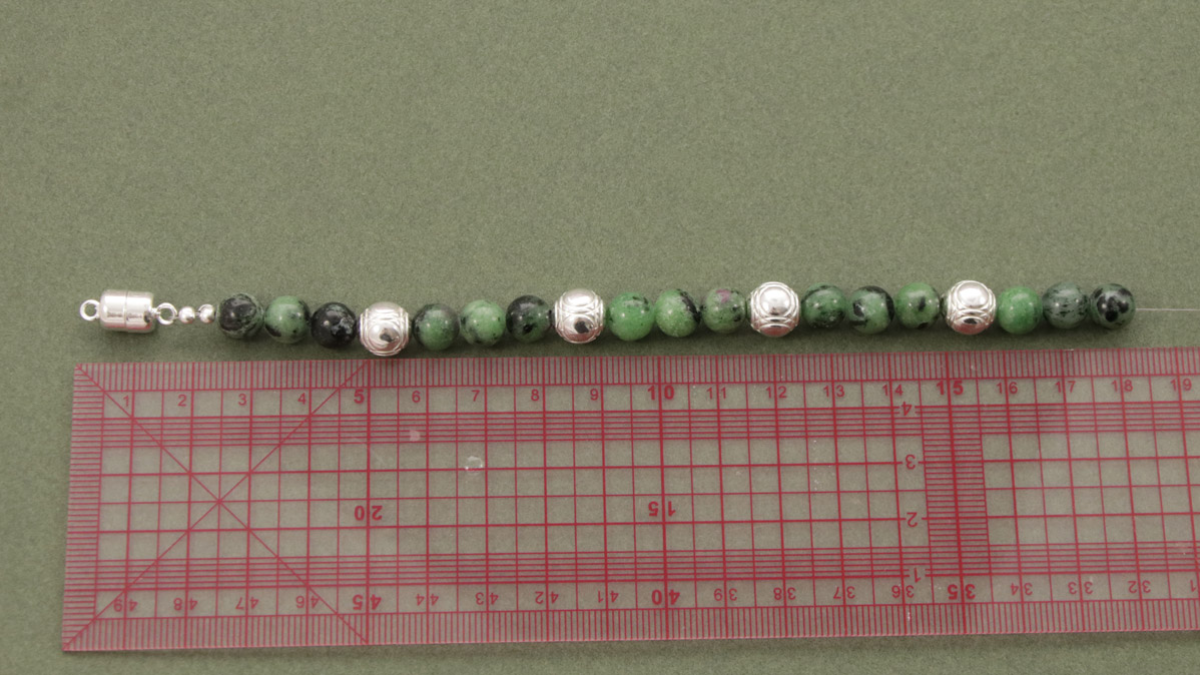 Bracelet homme avec perles boule de pétanque et rubis zoïsite : Etape 3