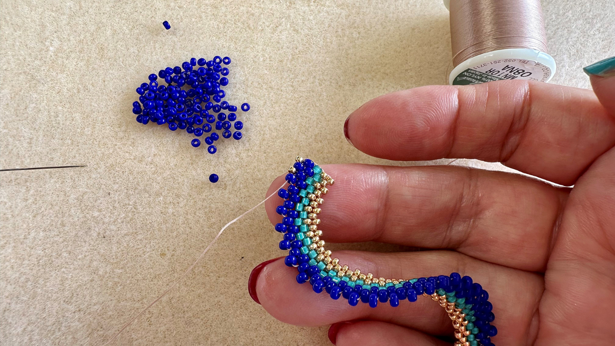 Boucles d'oreilles pendantes en tissage peyote Cellini plat effet spirale : Etape 5 Boucles d'oreilles pendantes en tissage peyote Cellini plat effet spirale : Etape 5