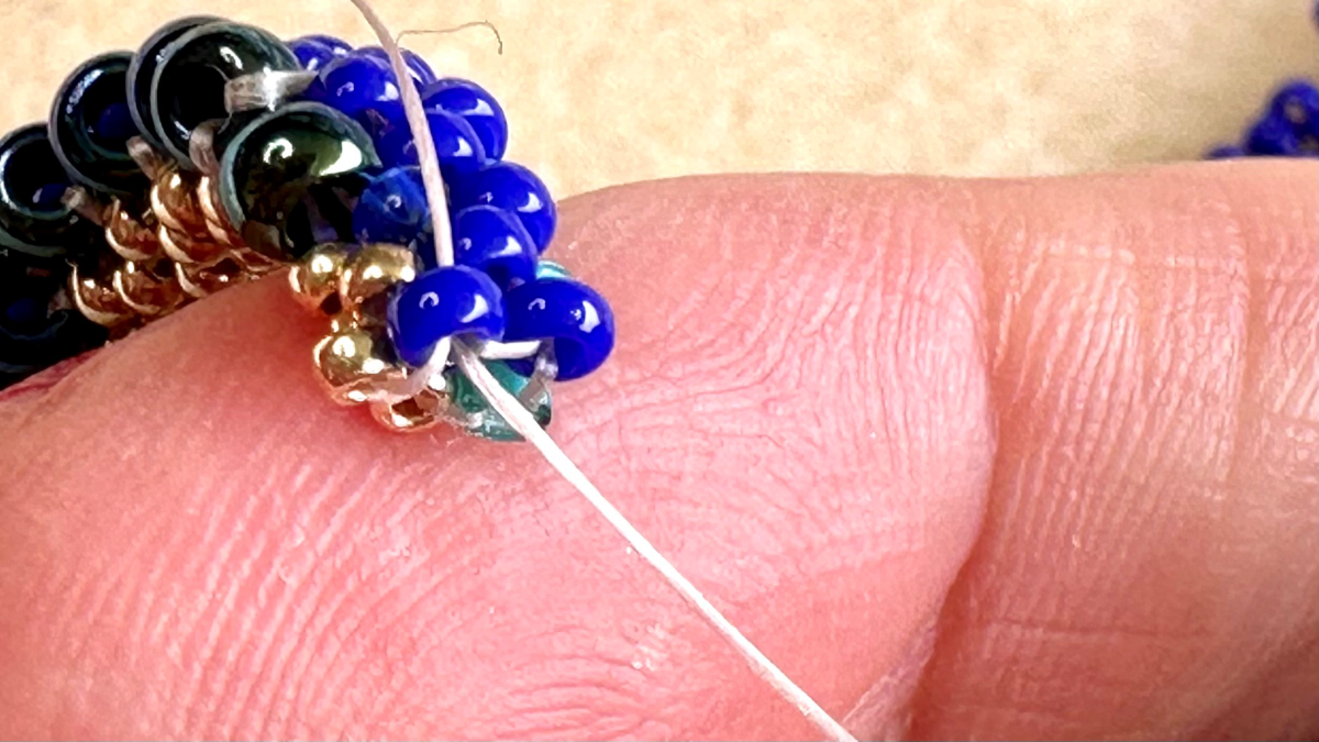 Boucles d'oreilles pendantes en tissage peyote Cellini plat effet spirale : Etape 9 Boucles d'oreilles pendantes en tissage peyote Cellini plat effet spirale : Etape 9