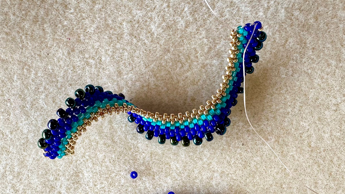 Boucles d'oreilles pendantes en tissage peyote Cellini plat effet spirale : Etape 6 Boucles d'oreilles pendantes en tissage peyote Cellini plat effet spirale : Etape 6