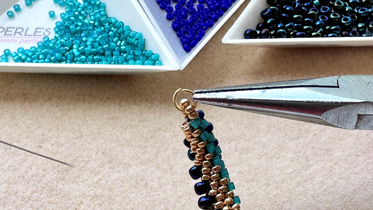 Boucles d'oreilles pendantes en tissage peyote Cellini plat effet spirale : Etape 13 Boucles d'oreilles pendantes en tissage peyote Cellini plat effet spirale : Etape 13