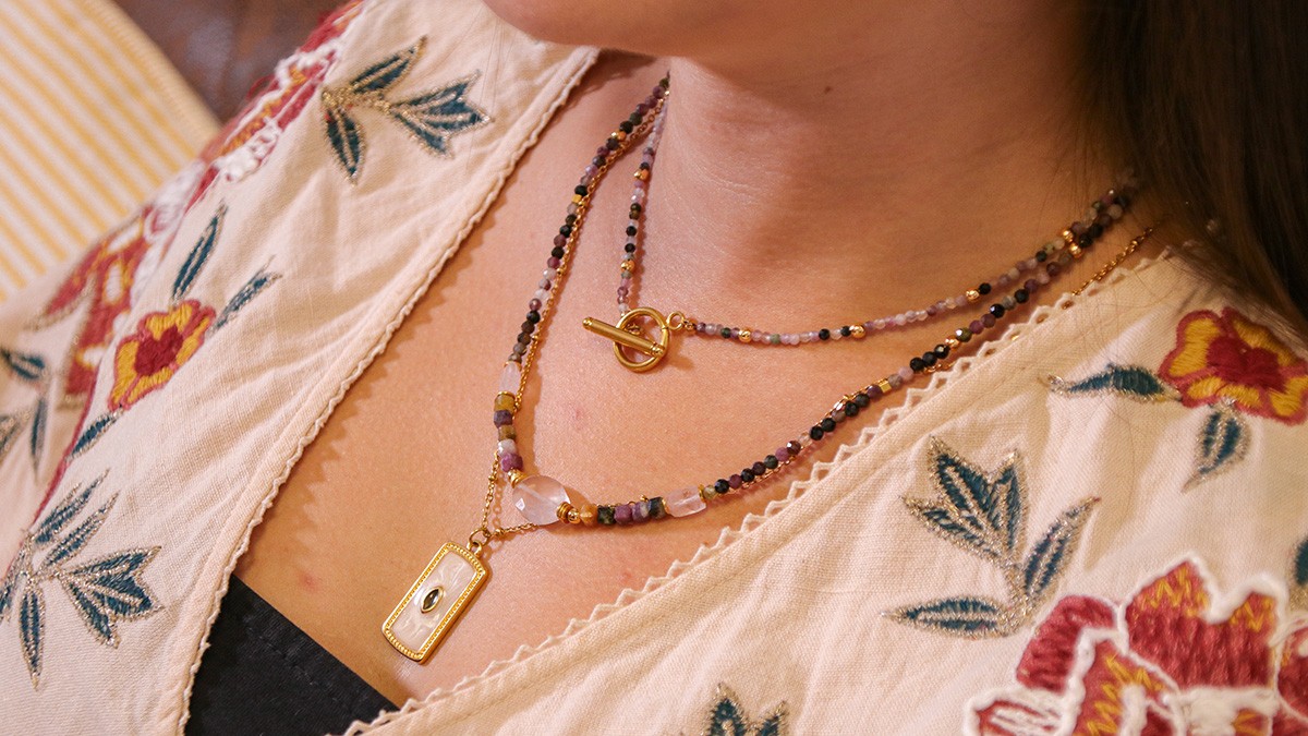 Schéma Collier multirang en pierres gemmes tourmaline et pendentif en résine Schéma Collier multirang en pierres gemmes tourmaline et pendentif en résine