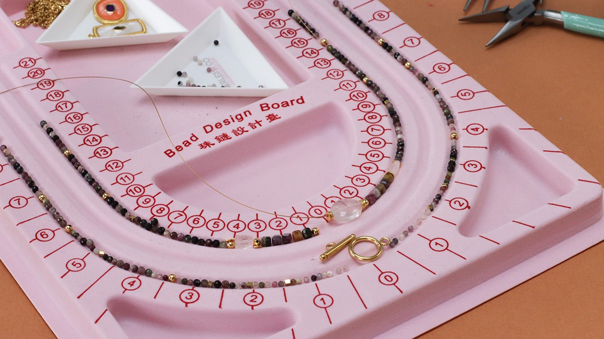 Collier multirang en pierres gemmes tourmaline et pendentif en résine : Etape 1 Collier multirang en pierres gemmes tourmaline et pendentif en résine : Etape 1