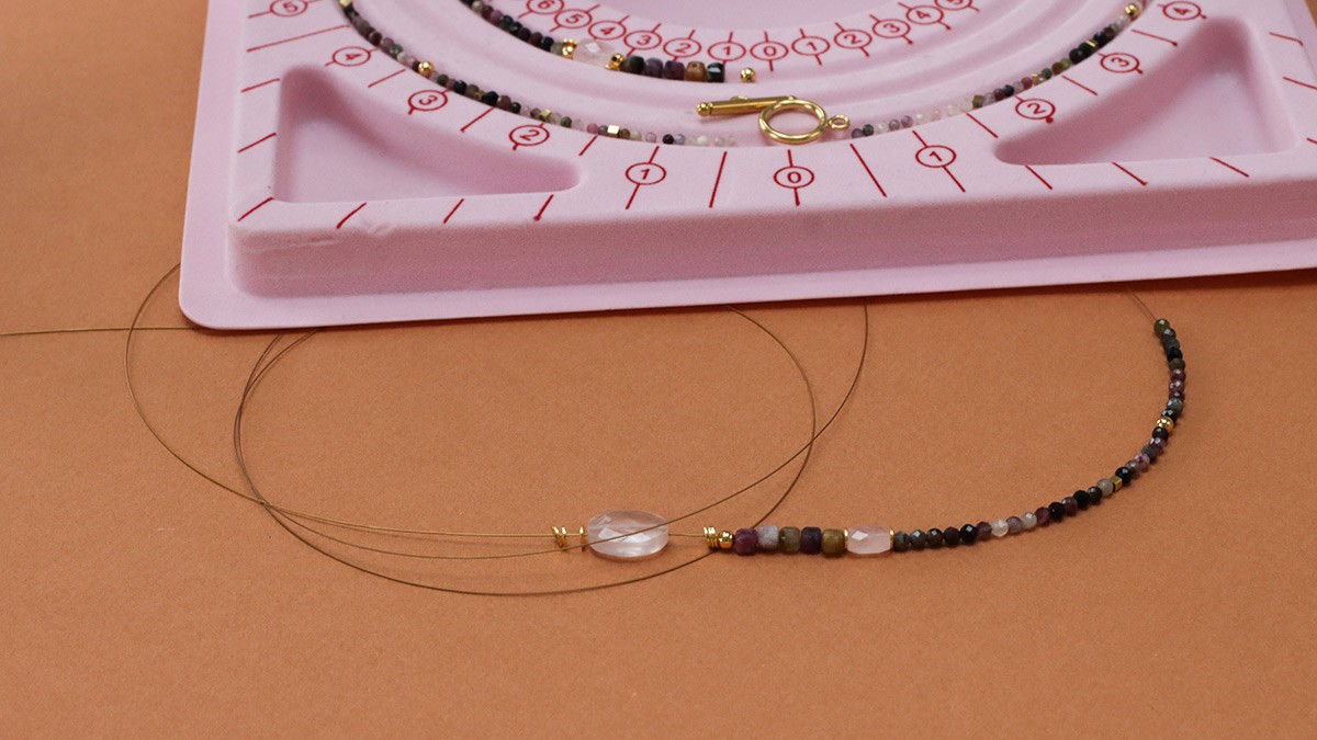 Collier multirang en pierres gemmes tourmaline et pendentif en résine : Etape 2 Collier multirang en pierres gemmes tourmaline et pendentif en résine : Etape 2