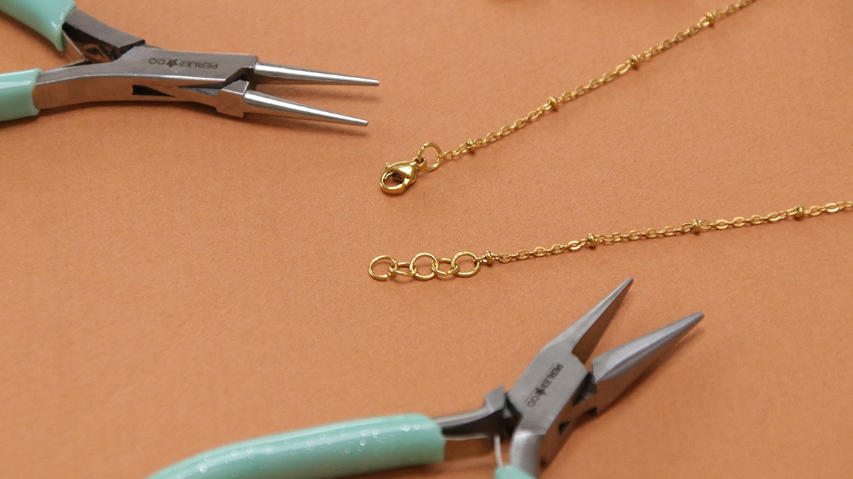 Collier multirang en pierres gemmes tourmaline et pendentif en résine : Etape 4 Collier multirang en pierres gemmes tourmaline et pendentif en résine : Etape 4