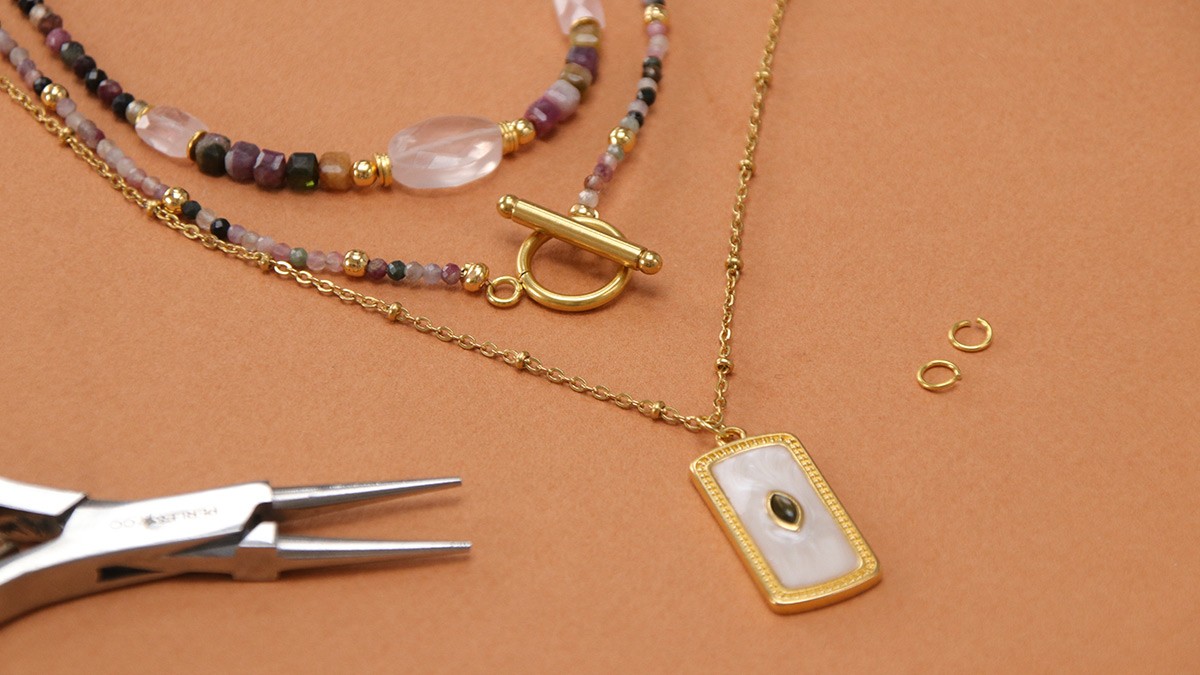 Collier multirang en pierres gemmes tourmaline et pendentif en résine : Etape 5 Collier multirang en pierres gemmes tourmaline et pendentif en résine : Etape 5