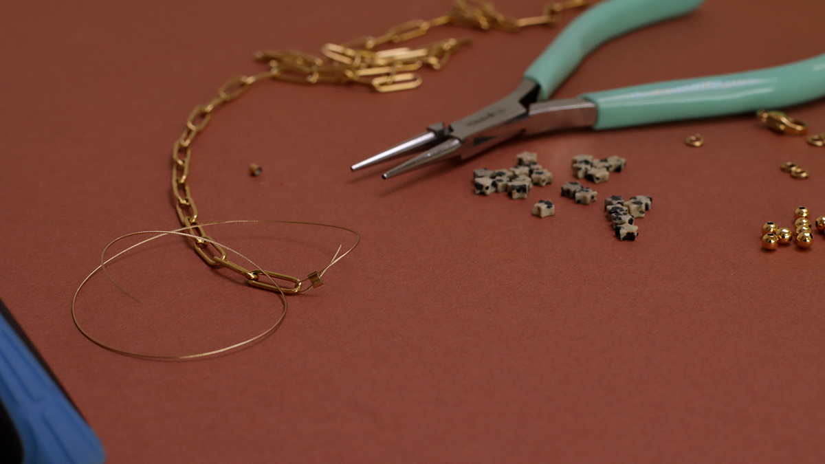 Bracelet étoiles en pierre Jaspe dalmatien et chaîne rectangle en acier inox : Etape 1