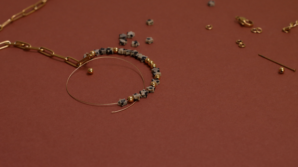 Bracelet étoiles en pierre Jaspe dalmatien et chaîne rectangle en acier inox : Etape 2