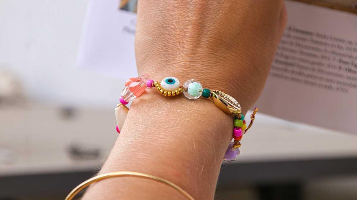 Schéma Bracelet d'été avec coquillages cauris, perles fleurs de rocailles et oeil Schéma Bracelet d'été avec coquillages cauris, perles fleurs de rocailles et oeil