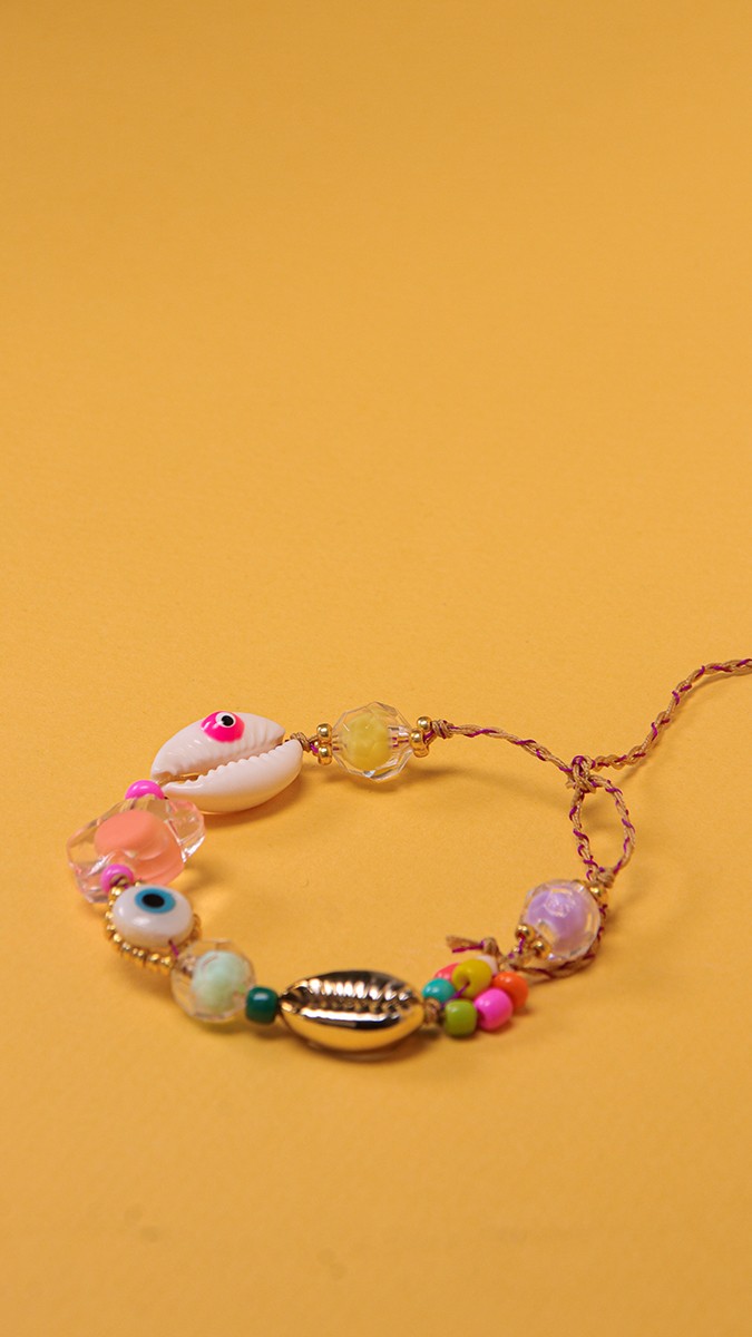 Schéma Bracelet d'été avec coquillages cauris, perles fleurs de rocailles et oeil Schéma Bracelet d'été avec coquillages cauris, perles fleurs de rocailles et oeil