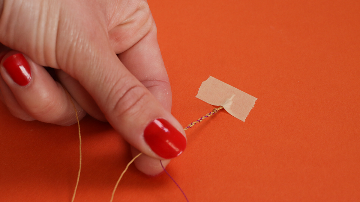 Bracelet d'été avec coquillages cauris, perles fleurs de rocailles et oeil : Etape 1 Bracelet d'été avec coquillages cauris, perles fleurs de rocailles et oeil : Etape 1
