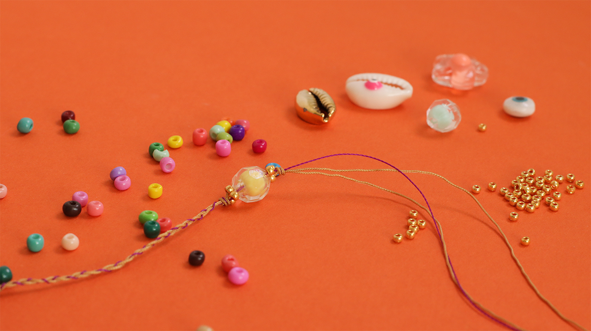 Bracelet d'été avec coquillages cauris, perles fleurs de rocailles et oeil : Etape 2 Bracelet d'été avec coquillages cauris, perles fleurs de rocailles et oeil : Etape 2