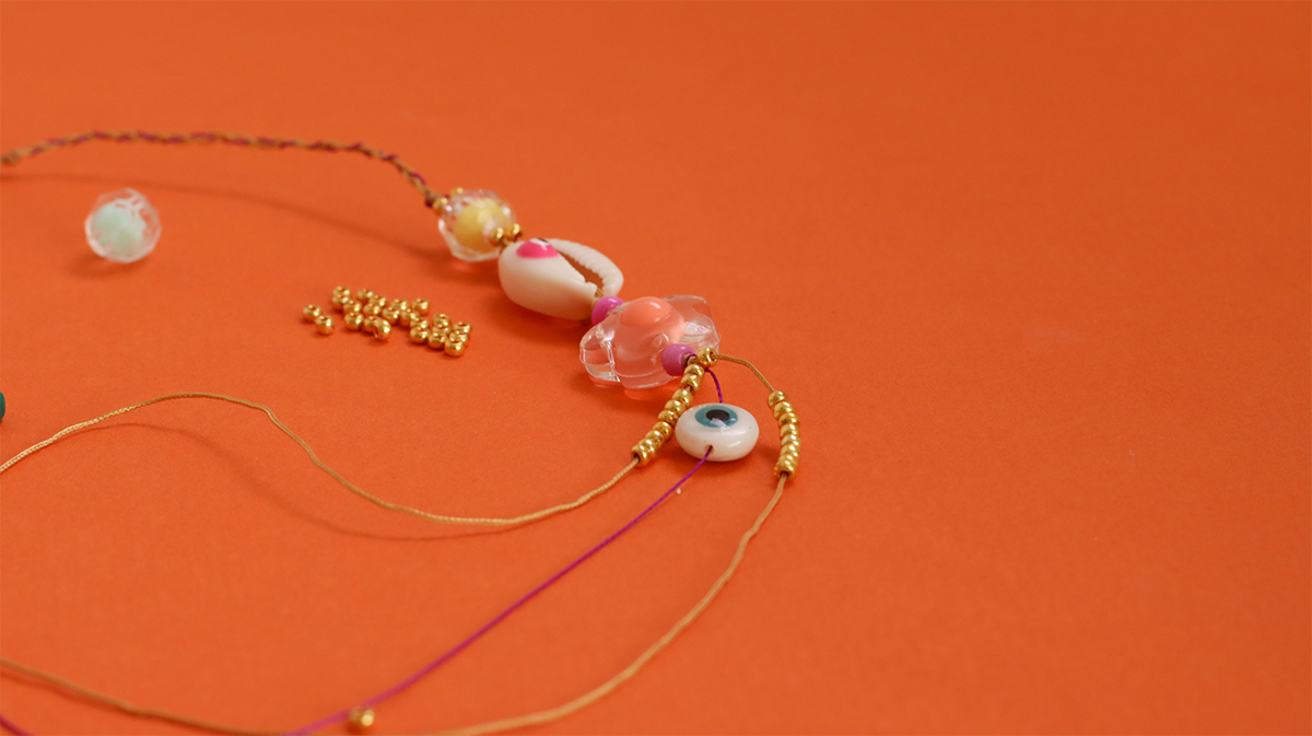 Bracelet d'été avec coquillages cauris, perles fleurs de rocailles et oeil : Etape 3 Bracelet d'été avec coquillages cauris, perles fleurs de rocailles et oeil : Etape 3