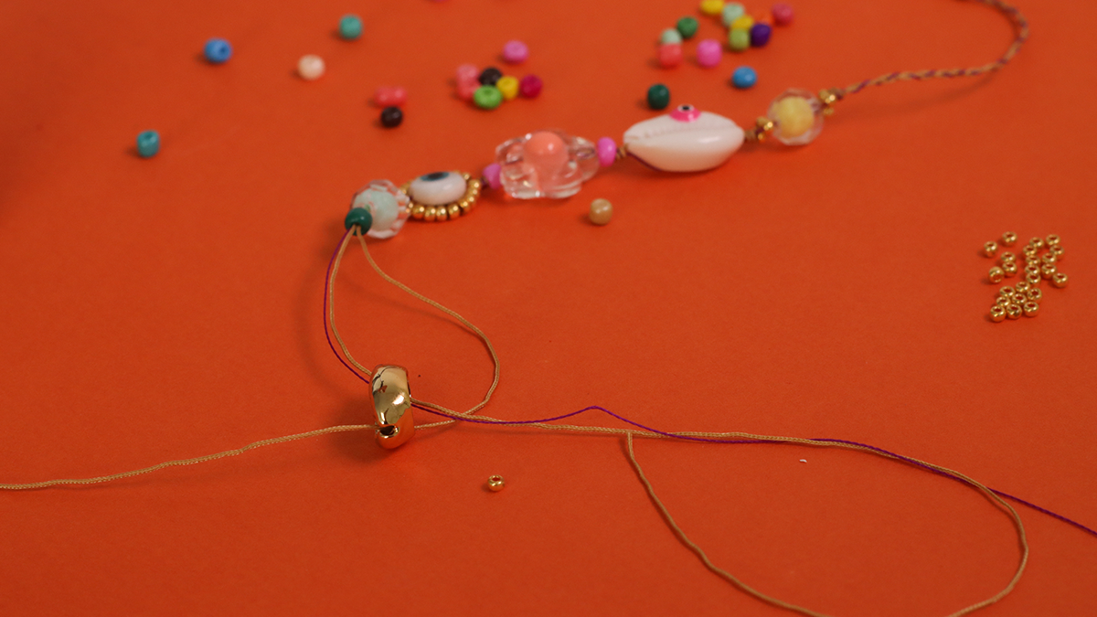 Bracelet d'été avec coquillages cauris, perles fleurs de rocailles et oeil : Etape 4 Bracelet d'été avec coquillages cauris, perles fleurs de rocailles et oeil : Etape 4