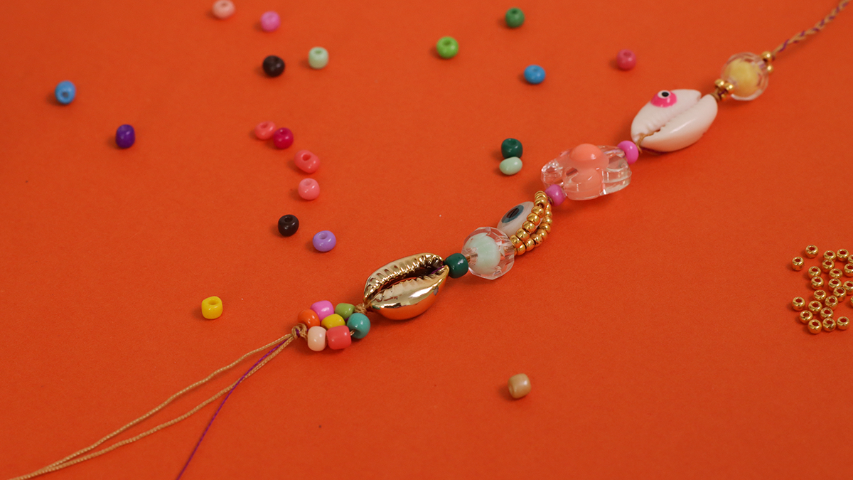 Bracelet d'été avec coquillages cauris, perles fleurs de rocailles et oeil : Etape 5 Bracelet d'été avec coquillages cauris, perles fleurs de rocailles et oeil : Etape 5