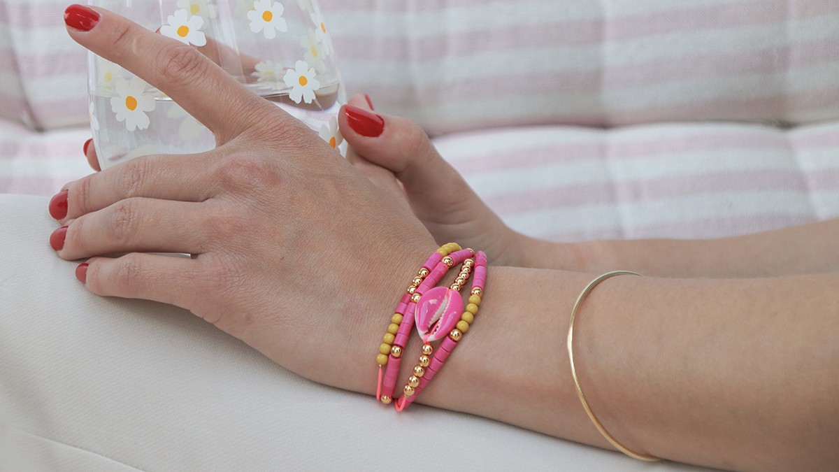 Bracelet multirangs fluo avec cauri et perles