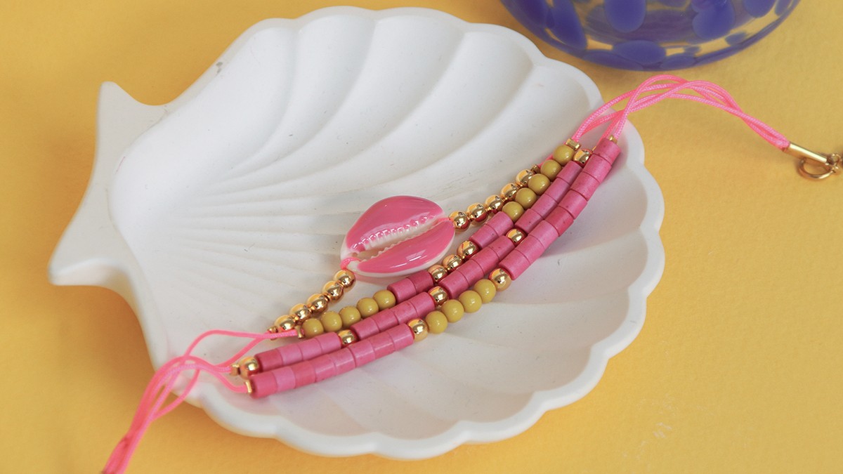 Schéma Bracelet multirangs fluo avec cauri et perles