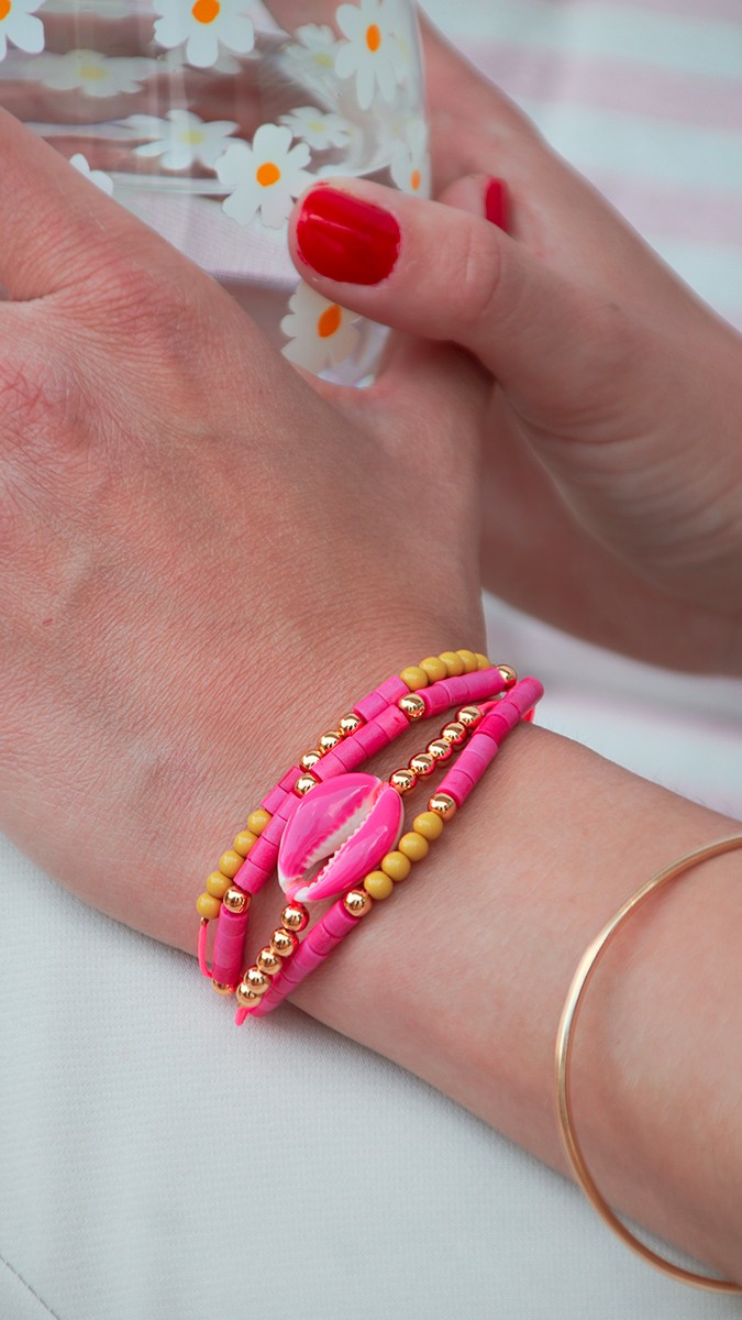 Schéma Bracelet multirangs fluo avec cauri et perles