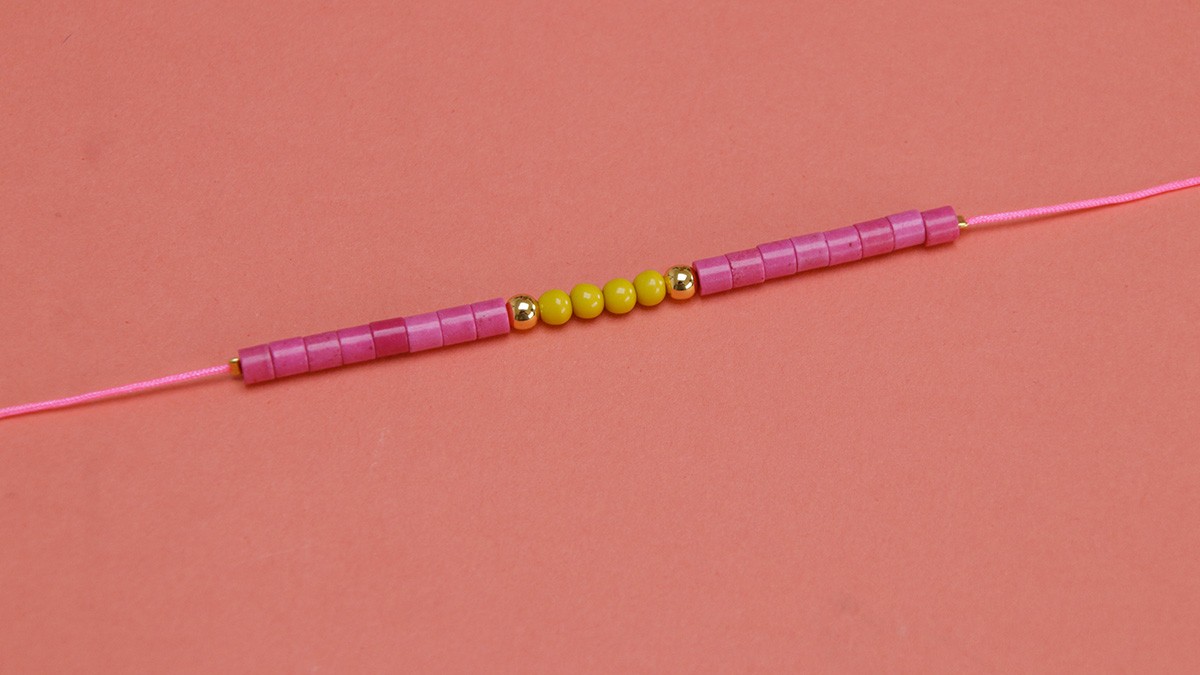 Bracelet multirangs fluo avec cauri et perles : Etape 3