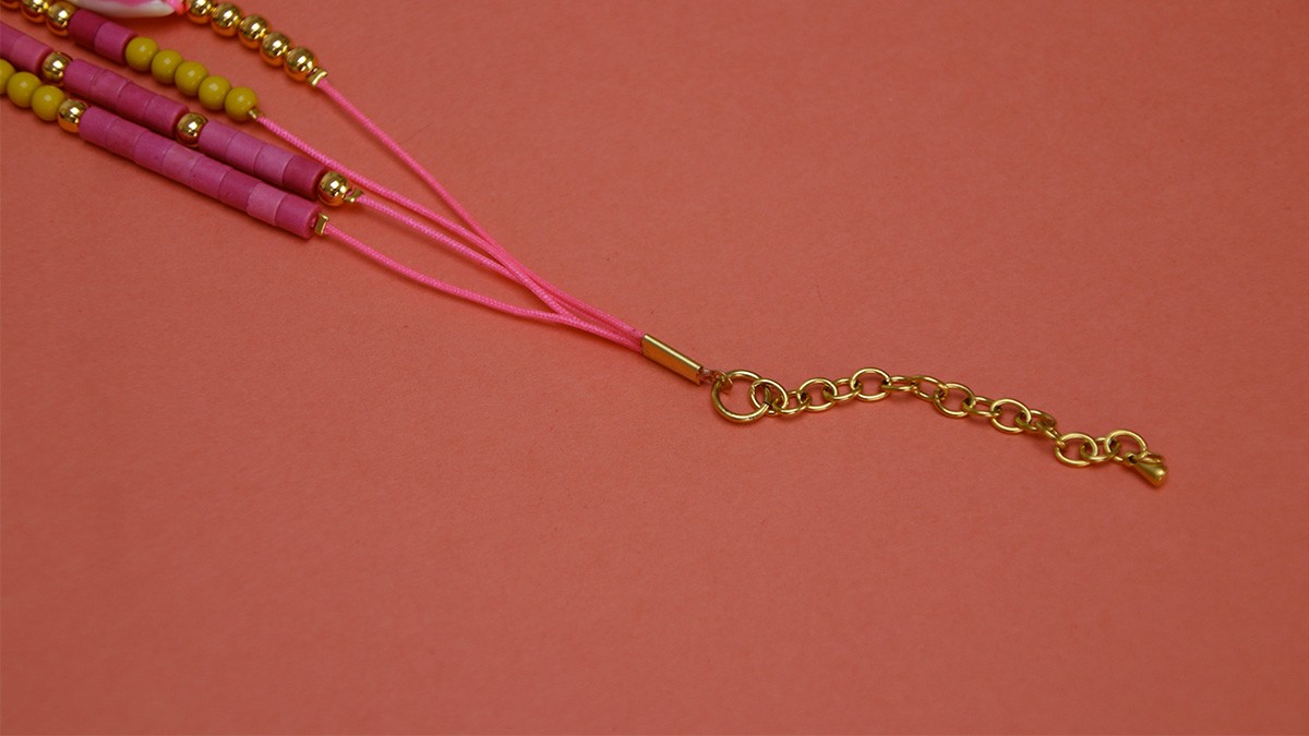 Bracelet multirangs fluo avec cauri et perles : Etape 6