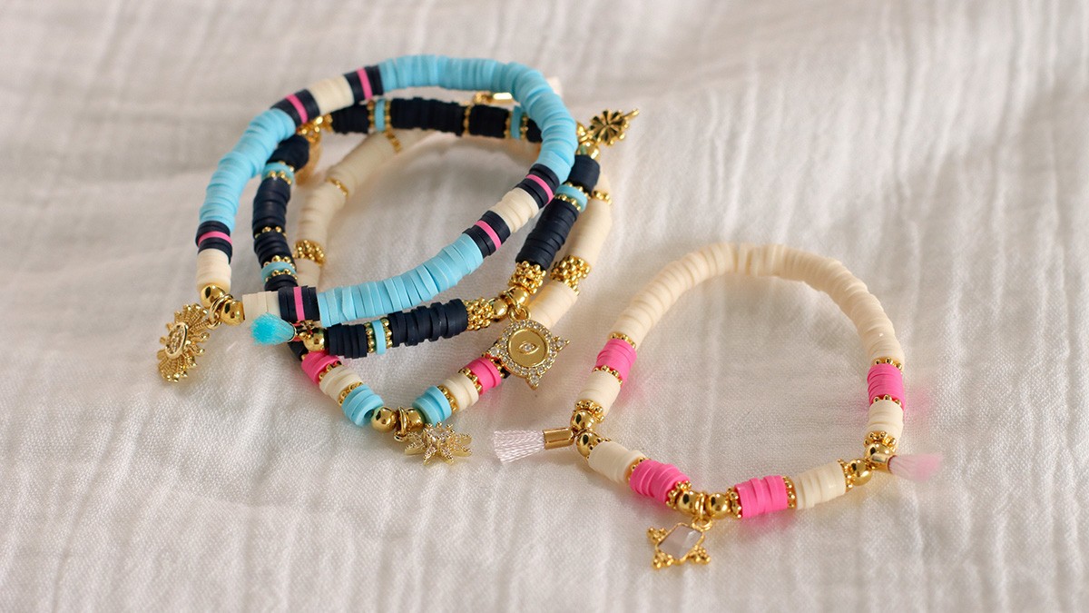 Schéma Assortiment de bracelets avec heishi et breloques dorées