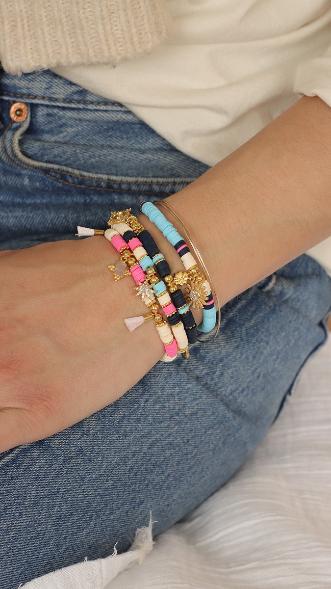 Schéma Assortiment de bracelets avec heishi et breloques dorées