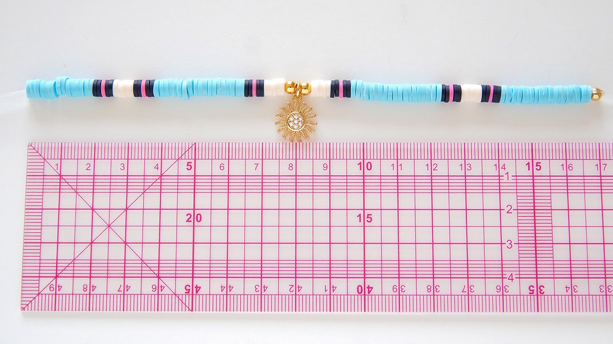 Assortiment de bracelets avec heishi et breloques dorées : Etape 1