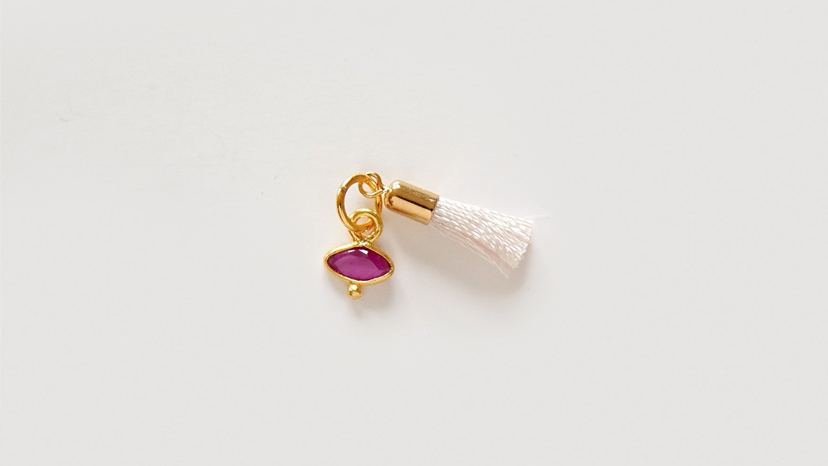 Assortiment de bracelets avec heishi et breloques dorées : Etape 7