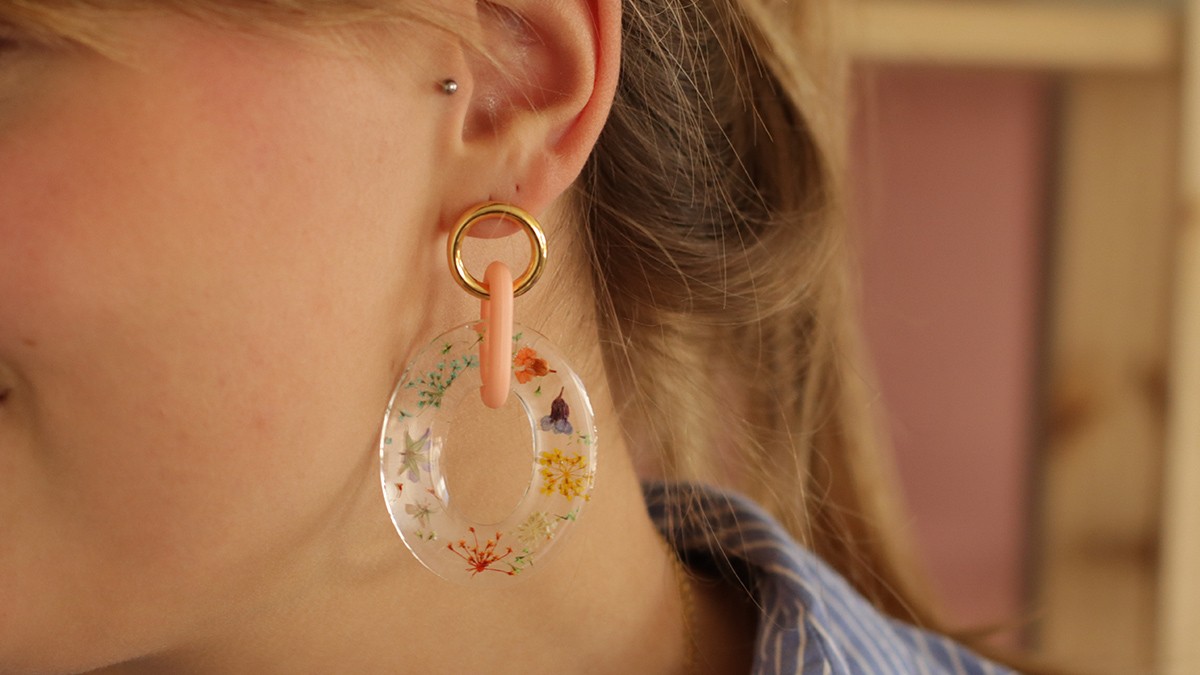 Schéma Boucles d'oreilles maillon en résine et fleurs séchées