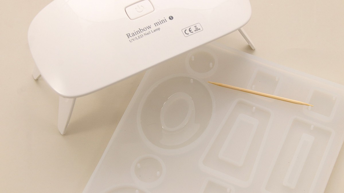 Boucles d'oreilles maillon en résine et fleurs séchées : Etape 1