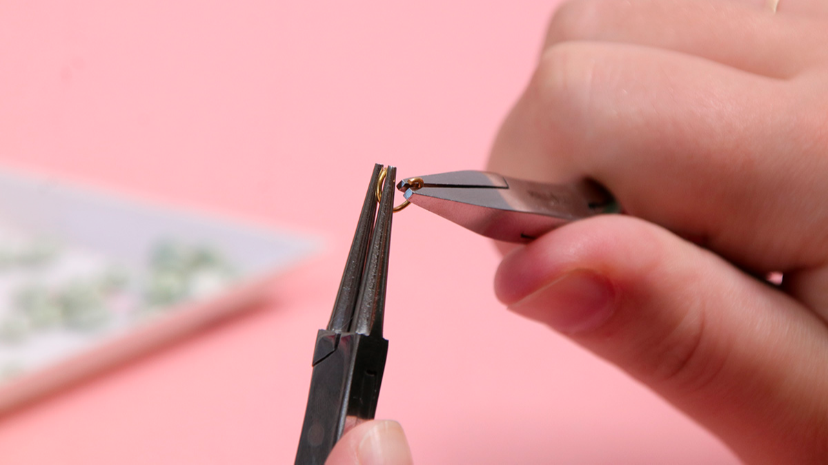 Tuto facile créoles en pierre gemme prehnite : Etape 3