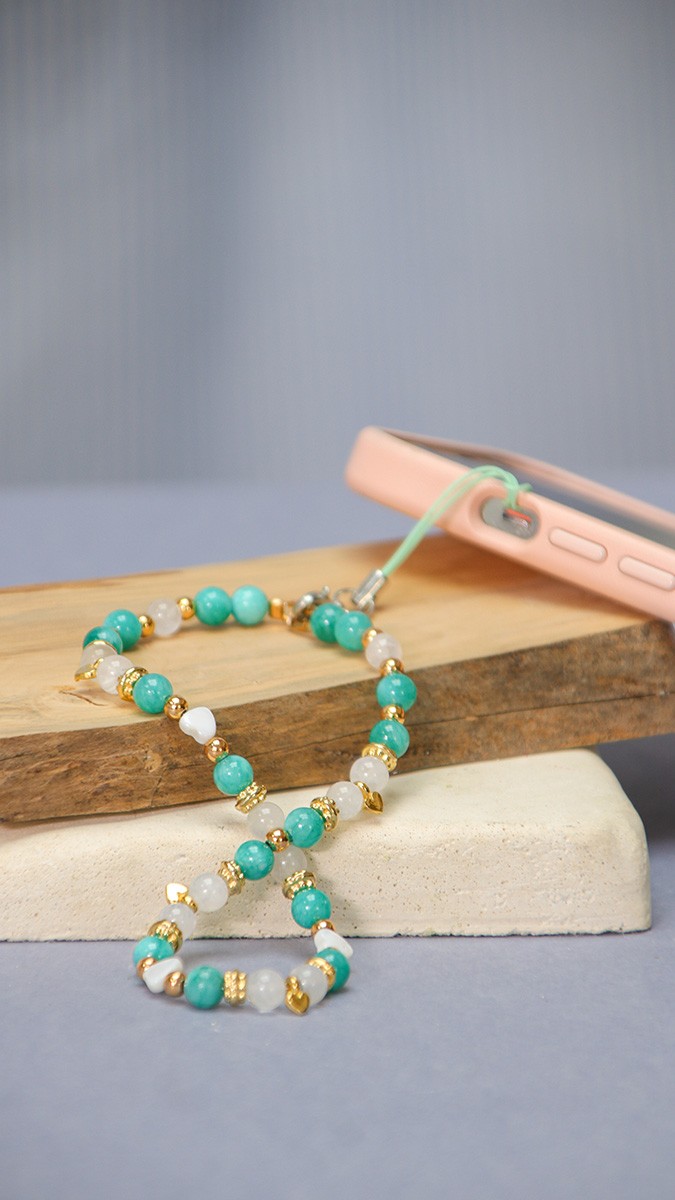 Bijou de téléphone en perles pierre gemme Jade teinté et Pierre de Lune