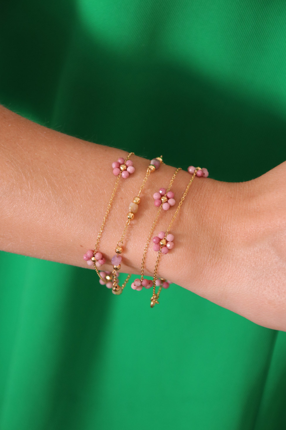 Schéma DIY Bracelets fins avec des pierres gemmes roses Schéma DIY Bracelets fins avec des pierres gemmes roses