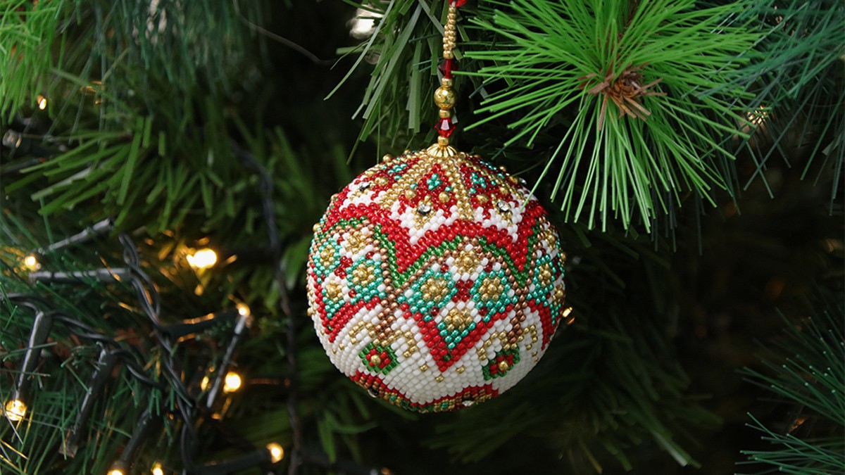 Boule de Noël en spirale au crochet bleue et rose