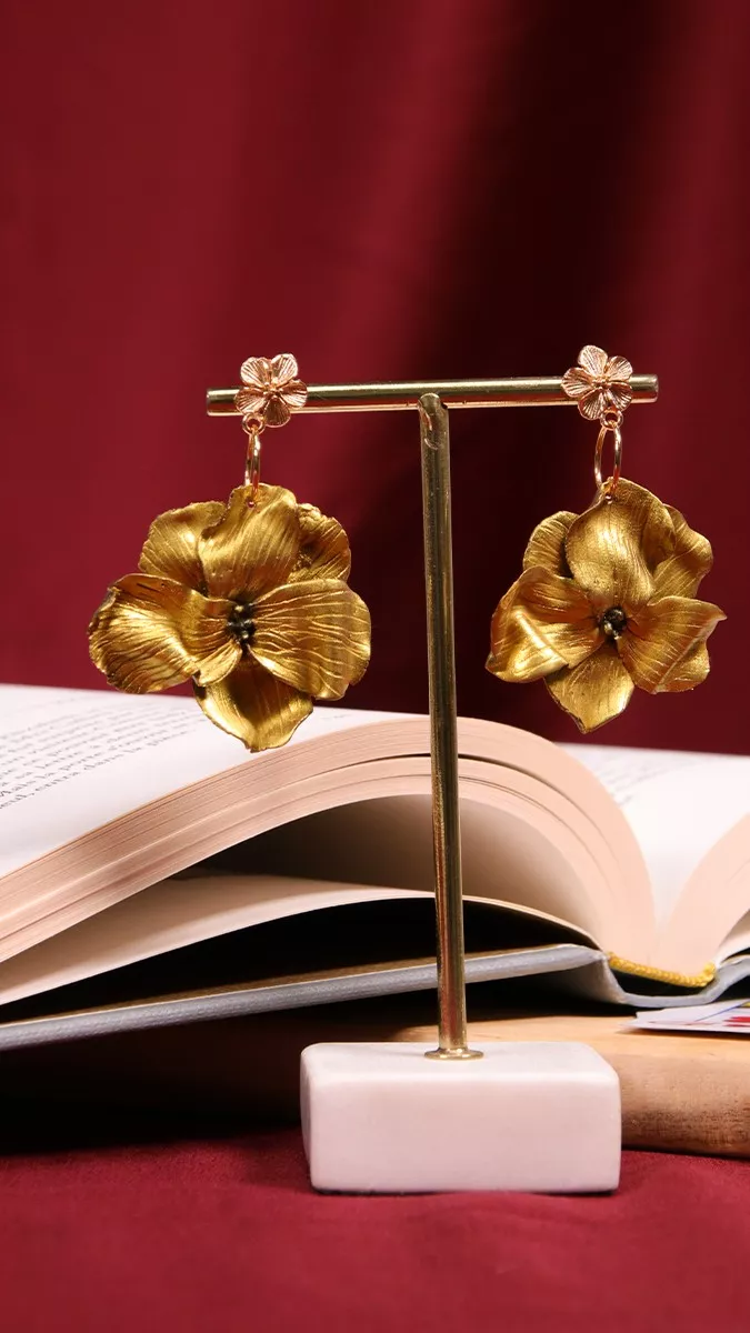 Boucles d’oreilles fleurs dorées en pâte polymère