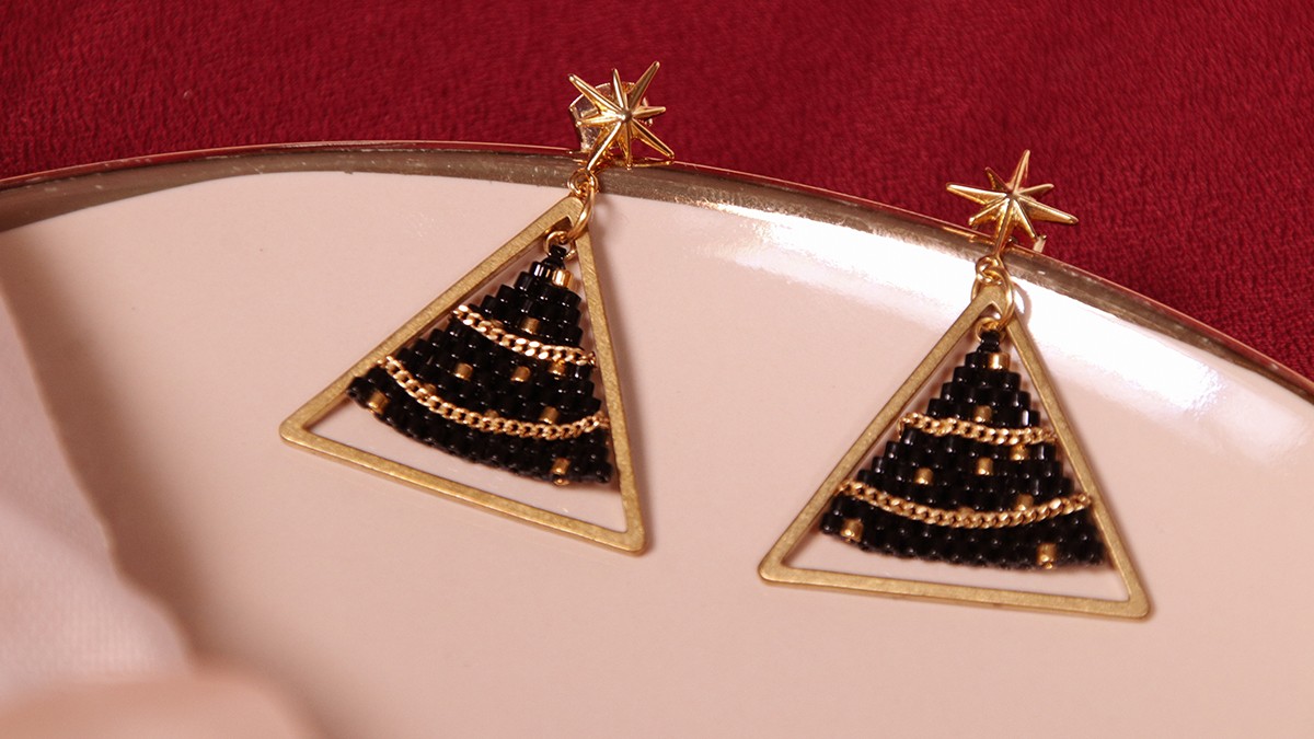 Schéma Boucles d'oreilles en brick stitch sapin de Noël Schéma Boucles d'oreilles en brick stitch sapin de Noël