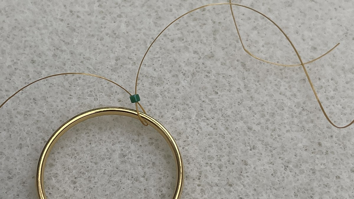 Boucles d'oreilles soleil en perles Miyuki rouges et vertes : Etape 2 Boucles d'oreilles soleil en perles Miyuki rouges et vertes : Etape 2