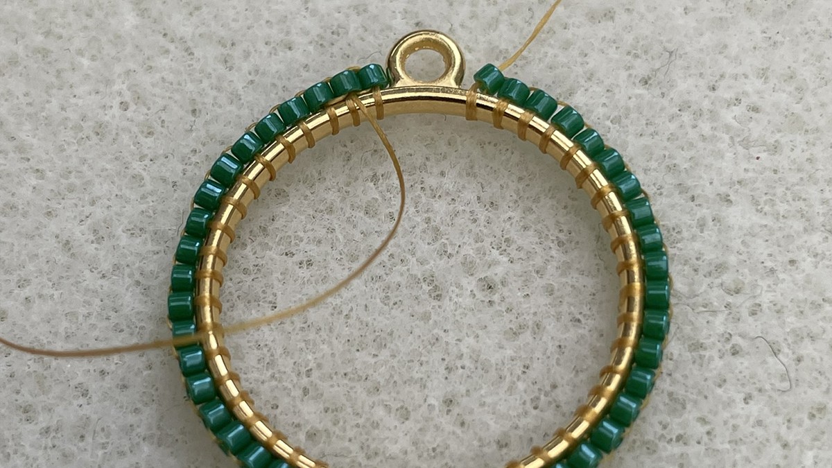 Boucles d'oreilles soleil en perles Miyuki rouges et vertes : Etape 5 Boucles d'oreilles soleil en perles Miyuki rouges et vertes : Etape 5