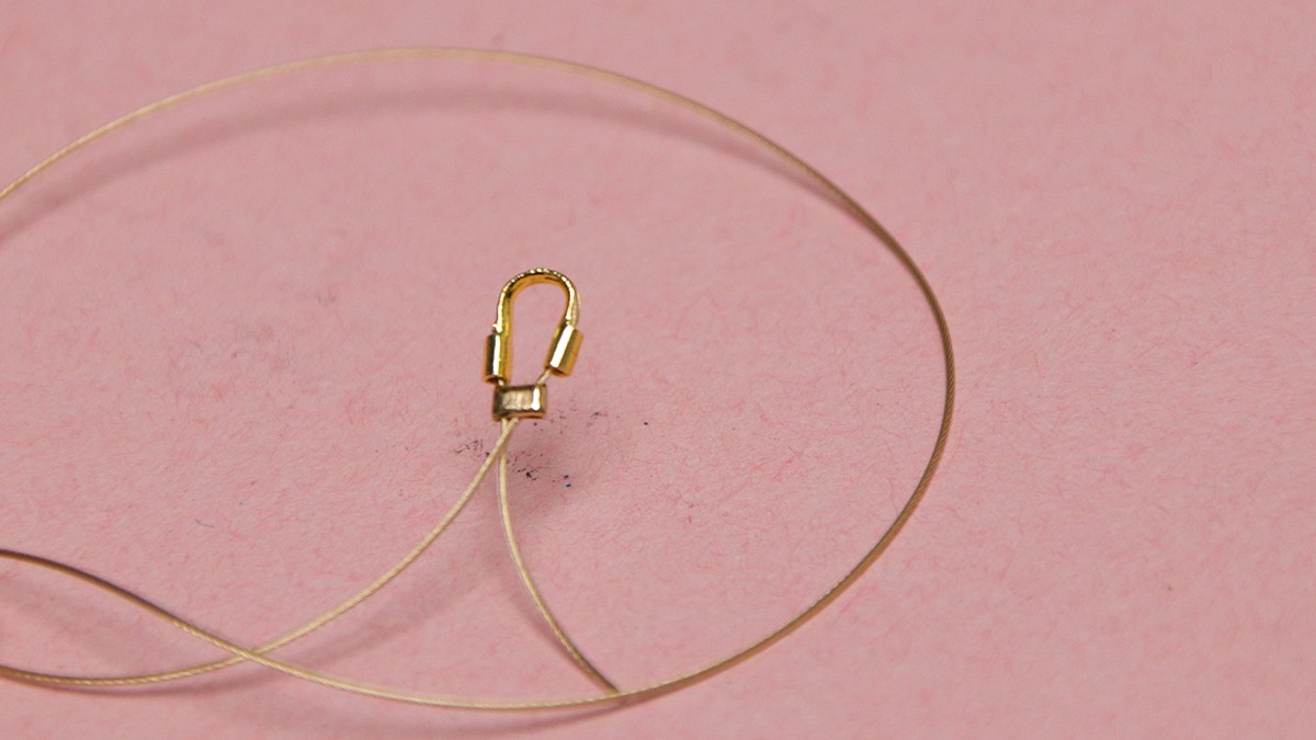 Collier de fêtes en perles Polaris pailletées et rondelles strass : Etape 1 Collier de fêtes en perles Polaris pailletées et rondelles strass : Etape 1